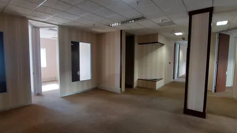 The Mall Offices - Rosebank , 11 Cradock Avenue has a 1074m² Office Space Available To Let on the 6th Floor (6)